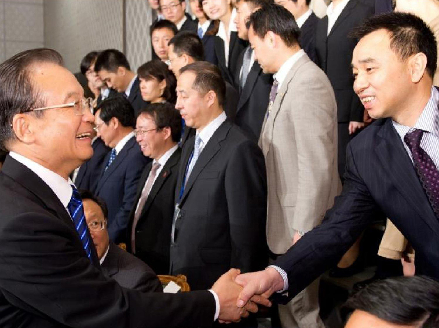 董事長(cháng)胡正華先生随時任國(guó)務(wù)院總理(lǐ)溫家寶參加中(zhōng)日韓 三國(guó)首腦峰會留影 